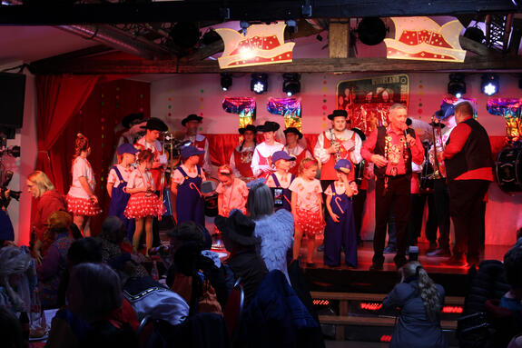 Große Karnevalsstimmung: Lebenshilfe Bochum feiert in der Ruhrlandbühne