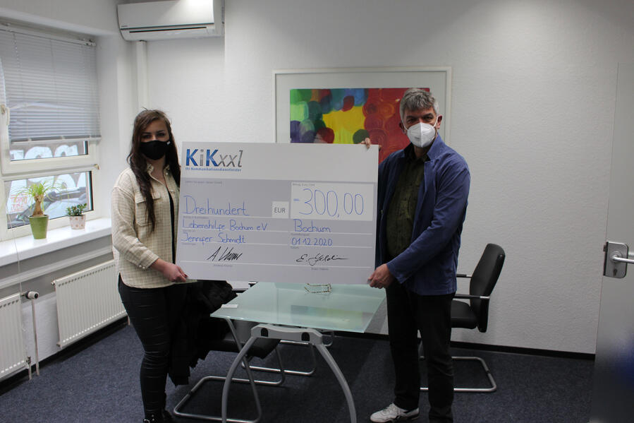Jennifer Schmidt (Auszubildende KiKxxl) und Ulf Kauer (Geschäftsführer Lebenshilfe Bochum)