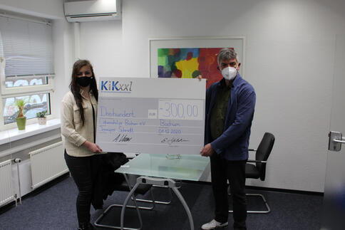 Jennifer Schmidt (Auszubildende KiKxxl) und Ulf Kauer (Geschäftsführer Lebenshilfe Bochum)